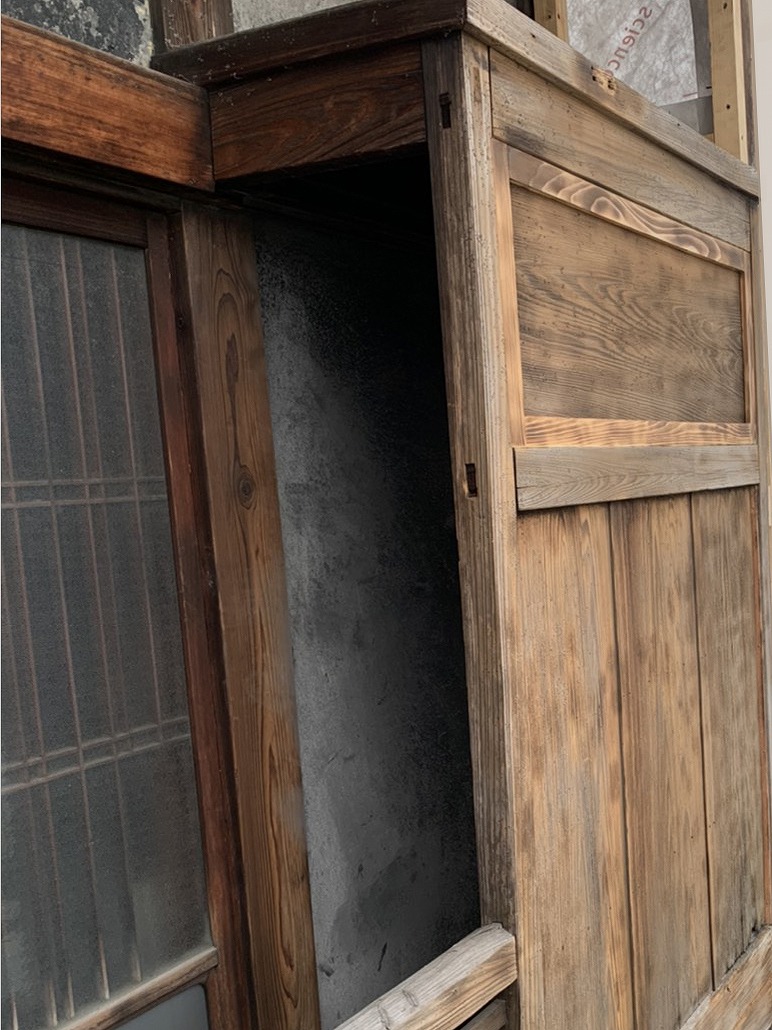 雨戸をしまう戸箱も補修